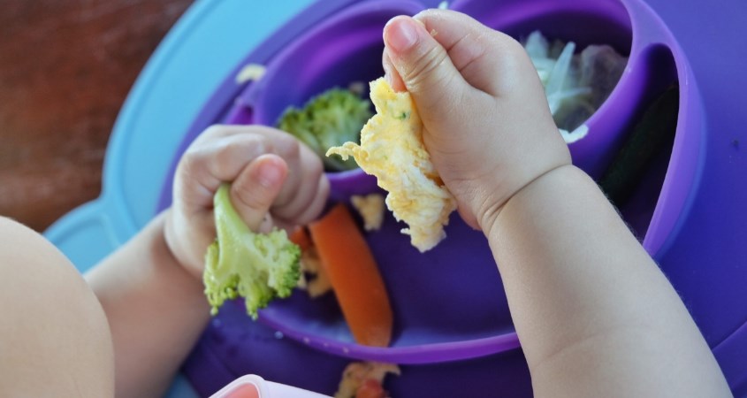 Khuyến khích trẻ ăn uống độc lập sớm hơn