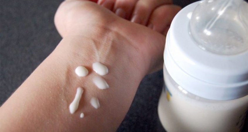 Kiểm tra nhiệt độ trước khi cho bé uống