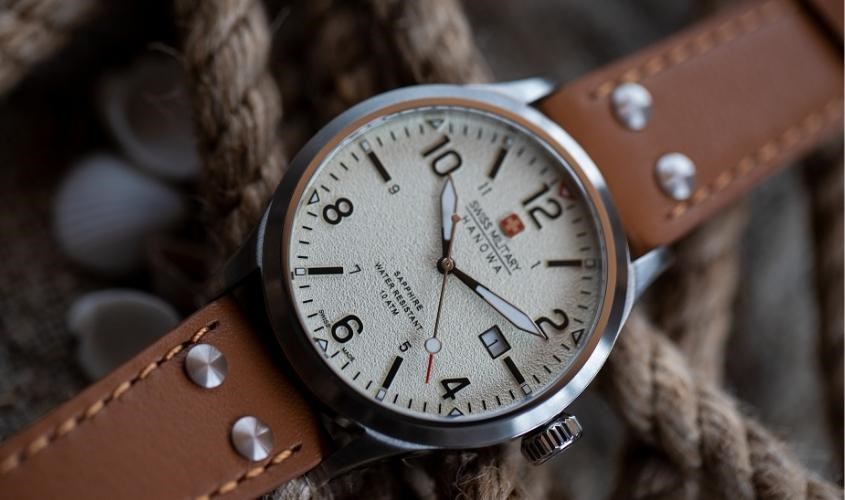 Dây đeo đồng hồ được làm từ chất liệu Leather strap