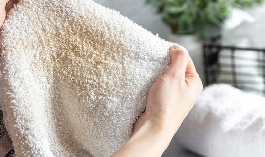 Thay mới khăn sữa cho bé khi có dấu hiệu chuyển màu