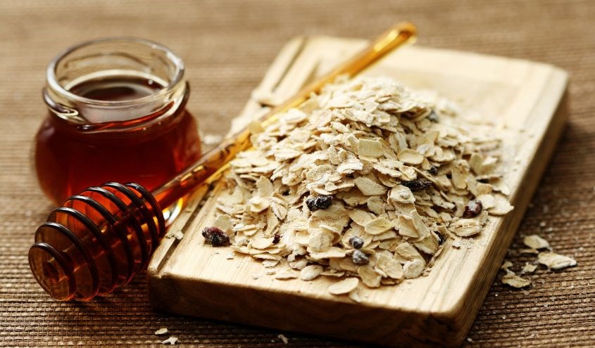 Mật ong và yến mạch Dùng mật ong và yến mạch để tẩy da chết môi