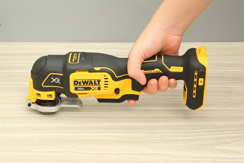 Máy cắt rung đa năng Dewalt DCS356N-KR 18V có khối lượng 1.5kg giúp thao tác nhanh gọn và dễ dàng trên nhiều bề mặt khác nhau