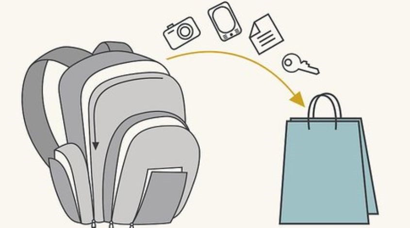 Bỏ vật dụng cá nhân ra ngoài-mẹo giặt balo