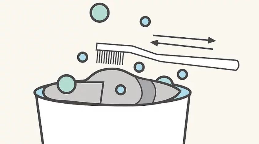 Dùng bàn chải chà nhẹ làm sạch vết bẩn