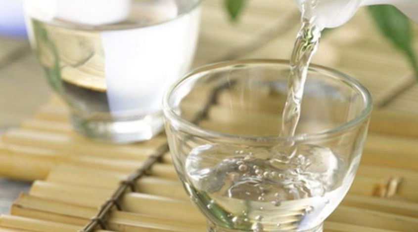 Khử mùi hôi và vết bẩn cho balo bằng cồn hay rượu