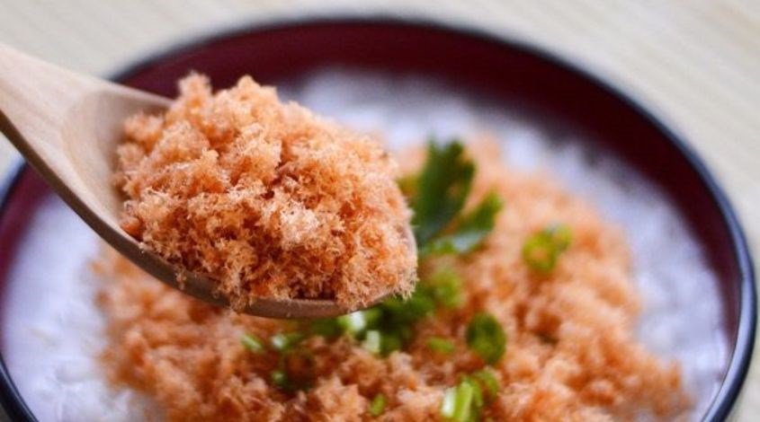 Dùng muỗng để lấy ruốc