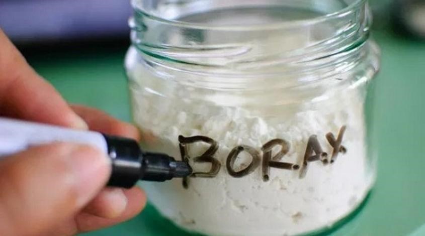 Sử dụng hàn the tẩy áo khoác bị mốc