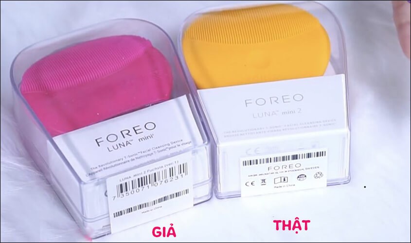 Máy rửa mặt Foreo giả có nắp hộp nằm giữa, Foreo thật có nắp hộp nằm phía dưới