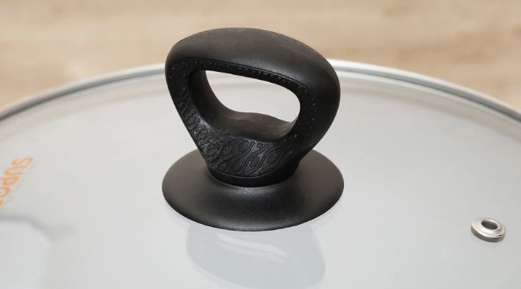 Tay cầm và núm nắp to bản, có cách nhiệt dễ dùng