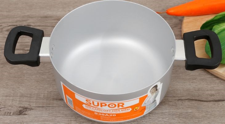 Nồi oxy hóa mềm nhôm nắp kính 20 cm Supor S30A20 có đường kính 20cm, thích hợp nấu ăn cho 3 – 4 người