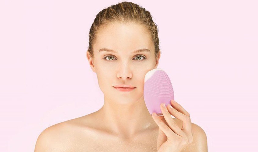 Sử dụng máy rửa mặt để giúp da săn chắc và hạn chế các nếp nhăn do lão hóa.