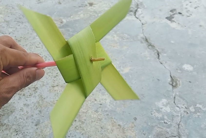 Làm đồ chơi từ lá chuối - Chong chóng
