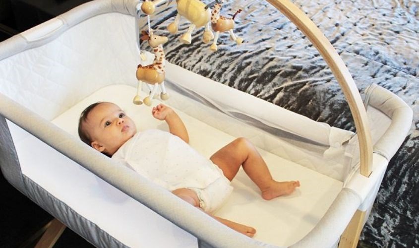  Đặt nôi cạnh giường bố mẹ để tiện theo dõi