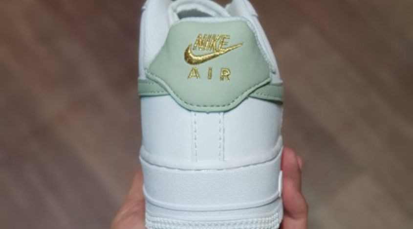 Kiểm tra phần gót giày Nike Air Force 1