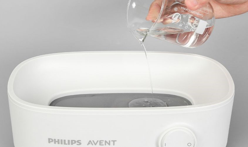 Cho nước vào máy tiệt trùng bình sữa