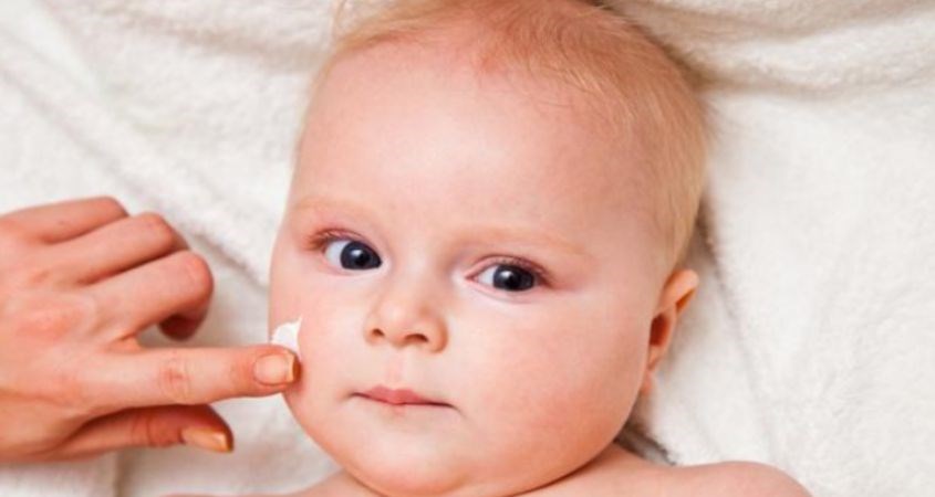 Thoa một lớp kem mỏng lên vùng da trẻ. Thoa một lớp kem mỏng lên vùng da trẻ.