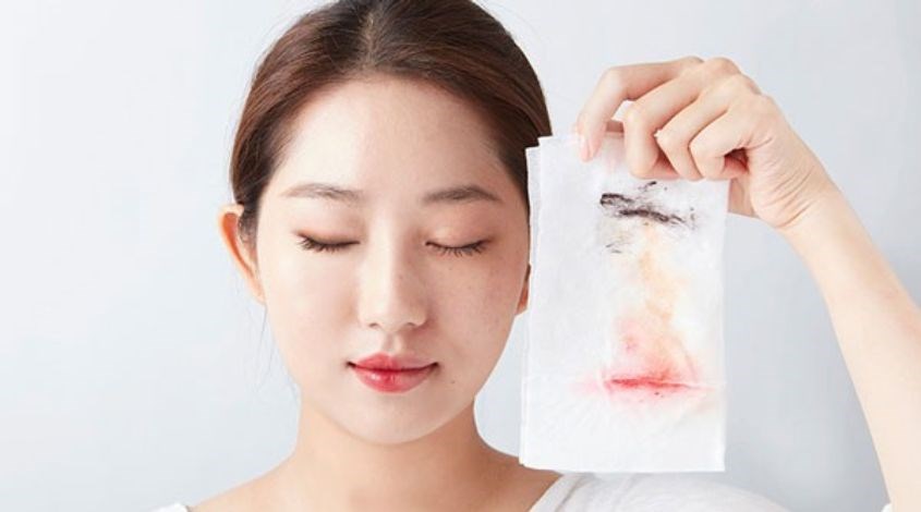 Tẩy trang làm sạch lớp trang điểm