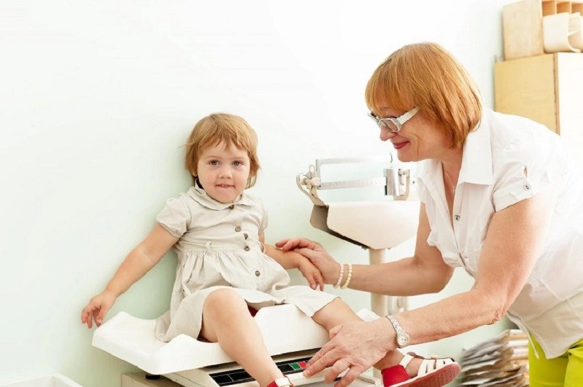 Không nên cho trẻ sử dụng thực phẩm nhiều đường. Nguồn ảnh: freepik 