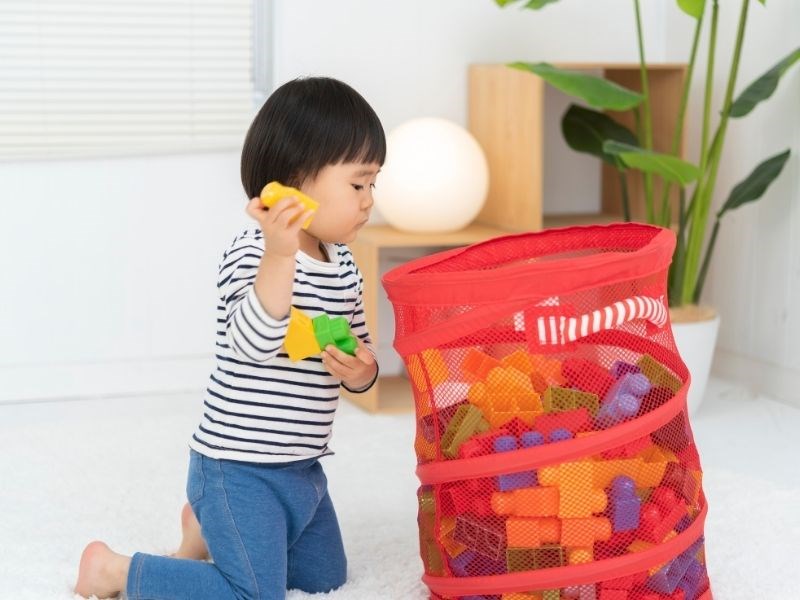 Trẻ từ 1 – 2 tuổi bắt đầu phát triển kỹ năng giao tiếp. Nguồn ảnh: canva