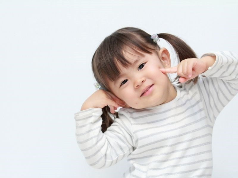 Trẻ có thể phát triển kỹ năng giao tiếp tốt hơn với sự hỗ trợ của bố mẹ. Nguồn ảnh: canva