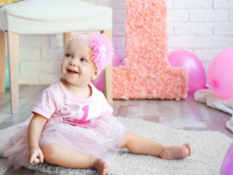 Trẻ 1 – 2 tuổi có thể đạt nhiều cột mốc trong phát triển ngôn ngữ. Nguồn ảnh: canva