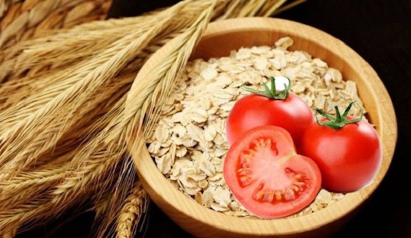 Tẩy da chết bằng bột yến mạch và nước ép cà chua Tẩy da chết bằng bột yến mạch và nước ép cà chua