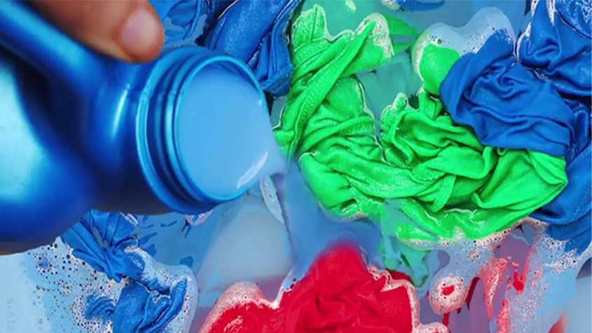 Không nên ngâm quần áo với nước xả qua đêm