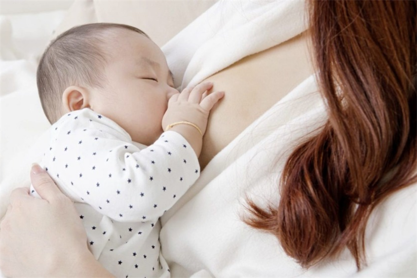Khi cho con bú, các mẹ nên đặt con ở góc nghiêng 45 độ so với phương mặt đất