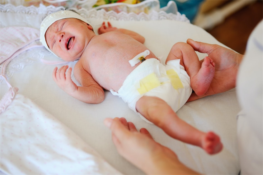 Cha mẹ phải thường xuyên quan sát và vệ sinh vùng rốn cho trẻ