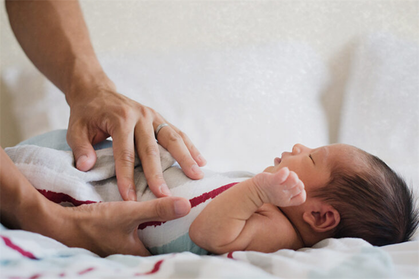 Quấn tã chặt sẽ làm ảnh hưởng đến giấc ngủ và sự cảm nhận về môi trường bên ngoài của trẻ