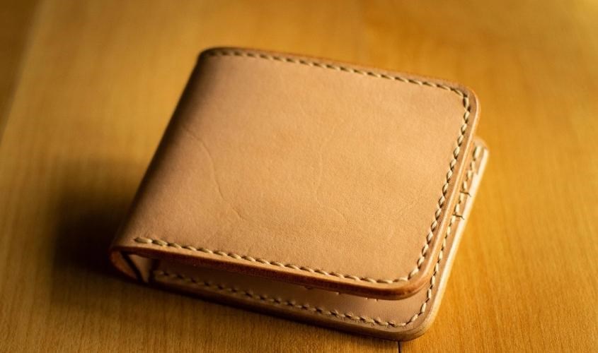 Một chiếc ví là từ chất liệu Vegetable tanned leather