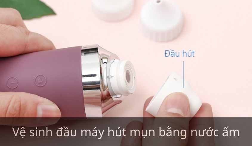 Vệ sinh tay và đầu hút mụn bằng nước ấm 