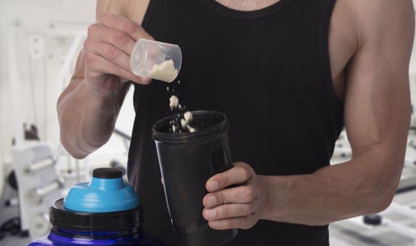 Whey Protein có thể có tác dụng phụ gây mụn trứng cá, đầy hơi,..