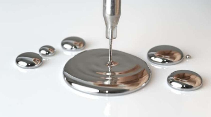 Dùng ống hút nhỏ giọt để hút giọt thủy ngân nhỏ