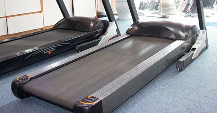 Máy chạy bộ sử dụng động cơ AC được trang bị tính năng tra dầu tự động nên người dùng chỉ cần bảo trì và vệ sinh định kỳ 