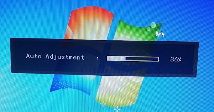Màn hình hiển thị dòng chữ Auto Adjustment và tự động điều chỉnh độ phân giải phù hợp nhất