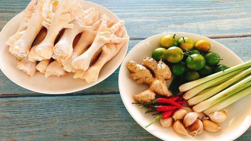 Nên hạn chế ăn chân gà được chế biến dầu mỡ chứa hàm lượng chất béo cao