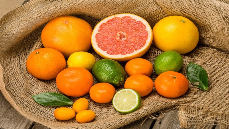 Một trong những loại thực phẩm bổ sung collagen là các loại trái cây có múi