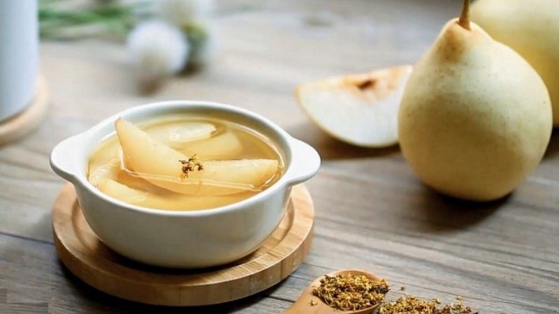 Lê hấp cách thuỷ có thể chữa ho, đau họng, hạ sốt. Lê hấp cách thuỷ có thể chữa ho, đau họng, hạ sốt