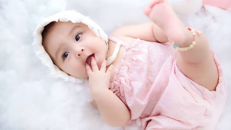 Trẻ em dưới 6 tháng không nên ăn lê. Trẻ em dưới 6 tháng không nên ăn lê