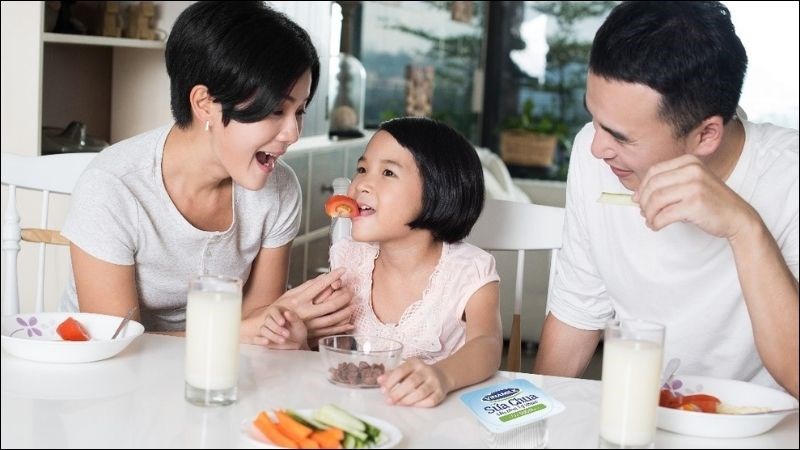 Bạn có thể ăn sữa chua thay thế cho đồ ăn nhẹ để hạn chế lượng calo dung nạp