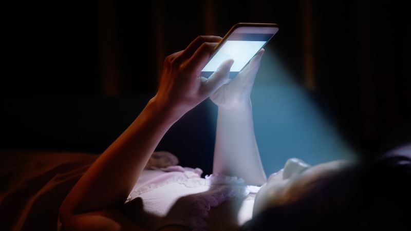 Ánh sáng xanh của điện thoại cũng có thể gây hại đến làn da của bạn