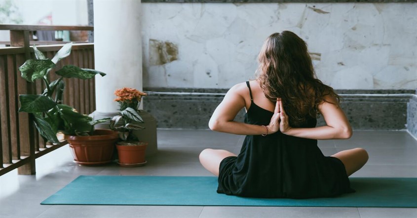 Mẹ bầu nên chọn yoga truyền thống hoặc yoga bầu nhẹ nhàng. Nguồn hình Unsplash