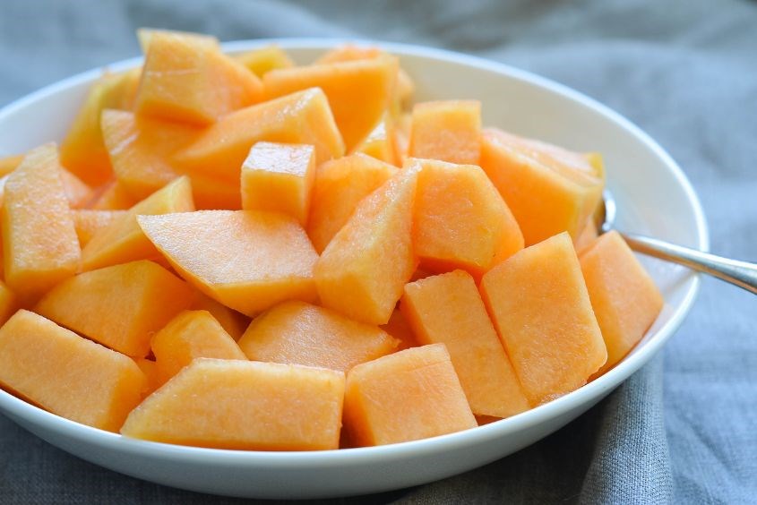 Bà bầu ăn dưa lưới cần tránh ăn quá nhiều khiến đường trong máu tăng cao