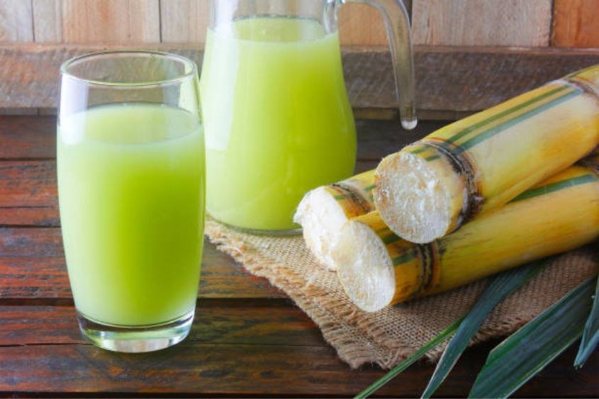  Bà bầu chỉ nên uống nước mía 2-3 ly một tuần. Ảnh: iStock