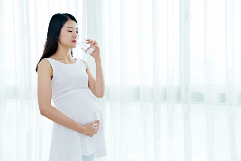Bà bầu uống nước đá được không