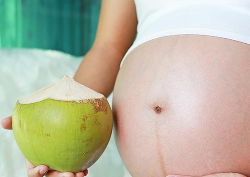 Uống nước dừa giúp mẹ bầu bổ sung đa dạng các chất khoáng và các chất điện phân