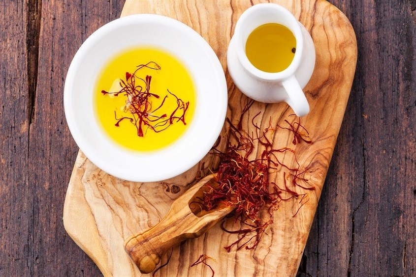 Saffron pha với nước ấm Bà bầu uống saffron được không
