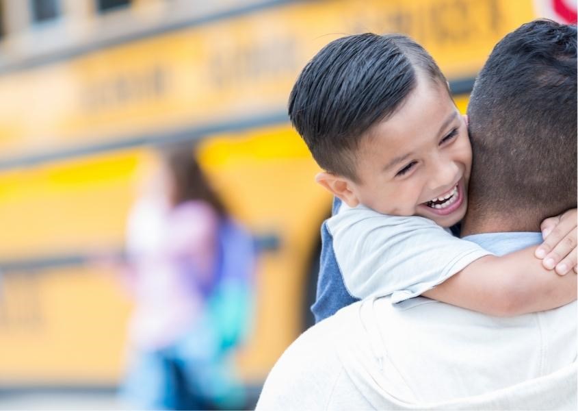 Bố tham gia các hoạt động tại trường của trẻ. Nguồn từ squarespace