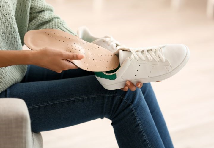 tháo miếng lót giày